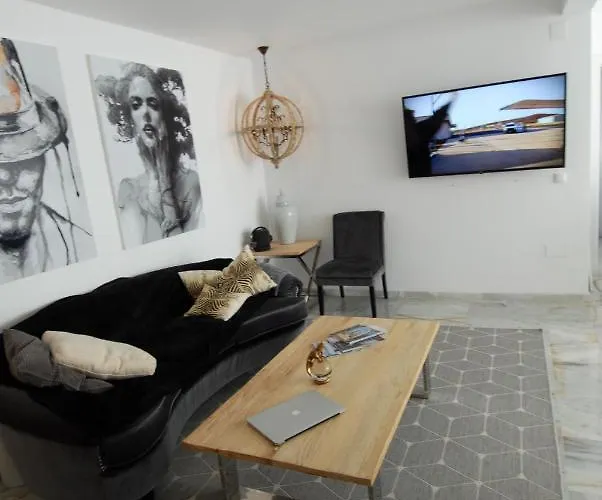 Little Paradise Close To La Sala In Puerto Banus / Quiet Villa